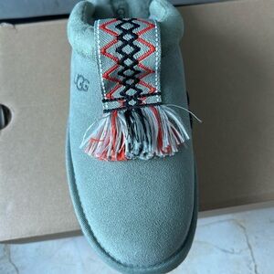 Gorgeous color! Brand new never worn extremely cozy Don’t miss this deal!!